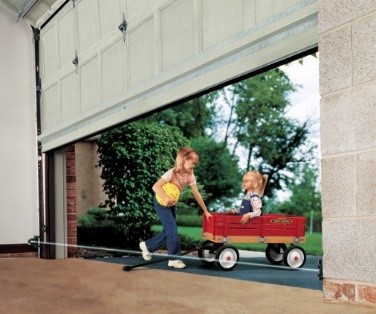 enfant chariot porte de garage.jpg