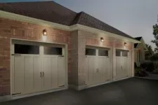 Porte de garage en bois ou plutôt en acier?
