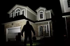Voleur devant une maison éclairée