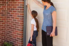 Mère et fille devant la porte de garage
