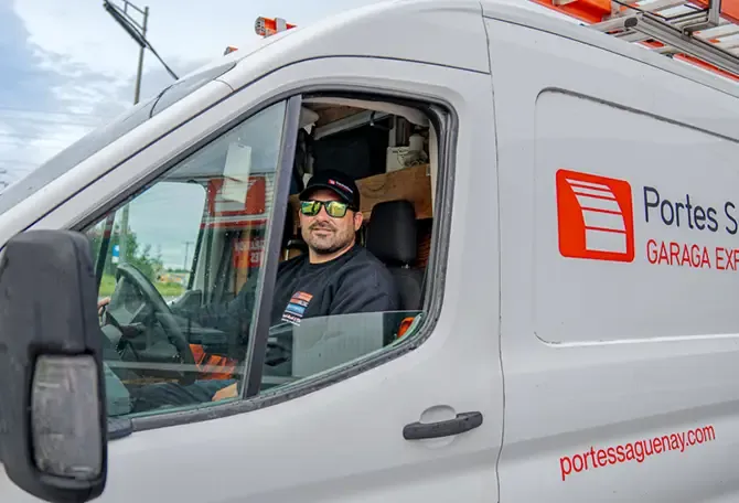 Installateurs de Portes SaguenayBalzac s'apprêtant à aller faire l'entretien des portes de garage agricoles d'une ferme de St-Fulgence