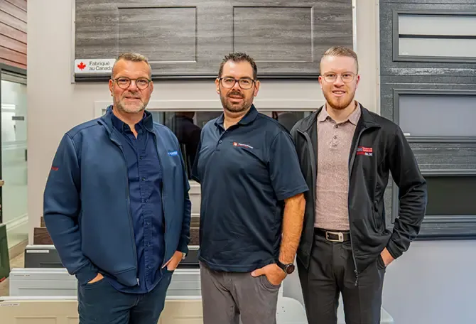 Employés hommes dans leur bureau