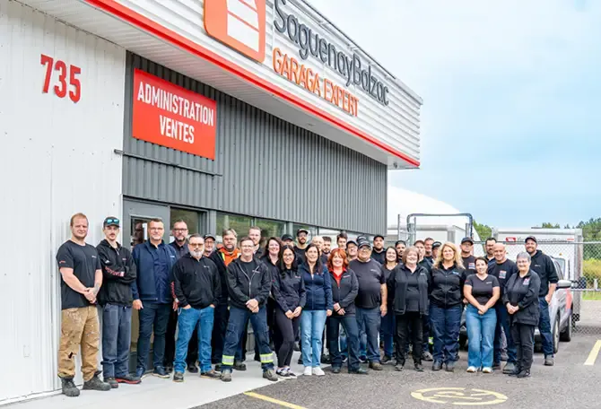 Équipe de travail devant la compagnie