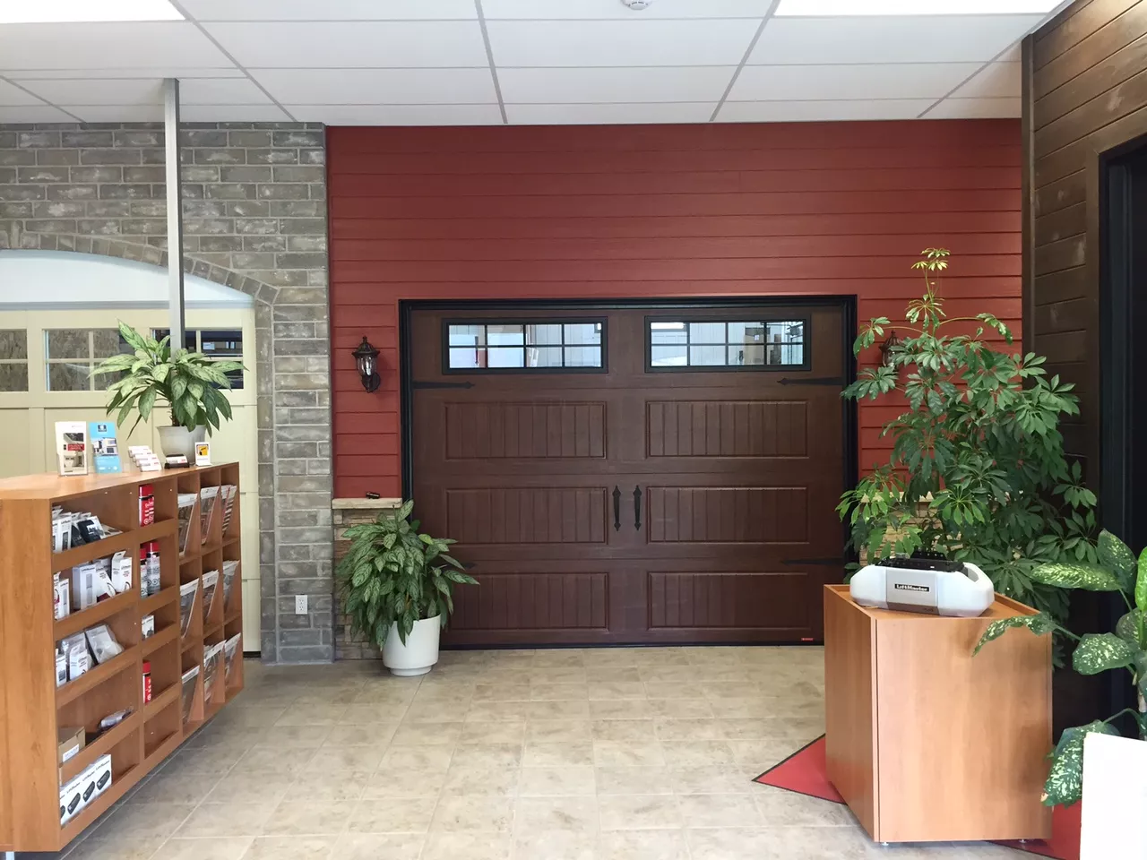 Salle de montre, Porte de garage Moka